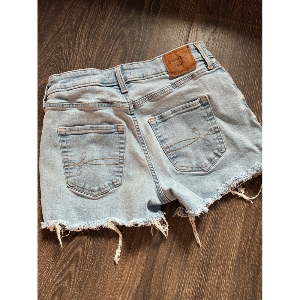 Denizen from Levis Womens Mid Rise Cut Off Denim Shorts Light Wash Blue Sz 4 27 - Picture 2 of 4